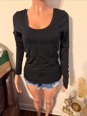 Women's Black Long-Sleeve Scoop Neck Top